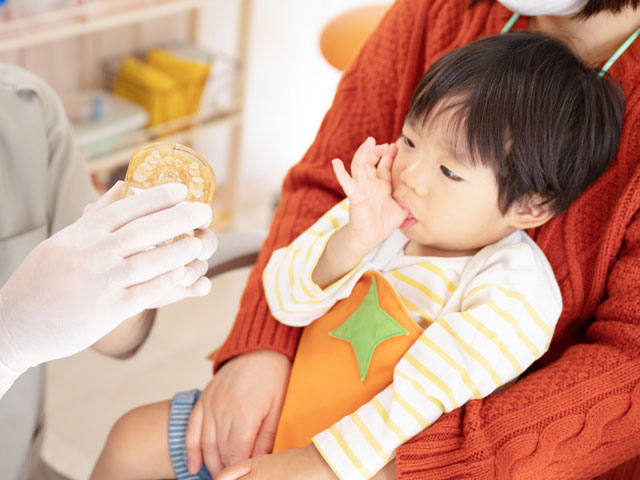 指をしゃぶるこども