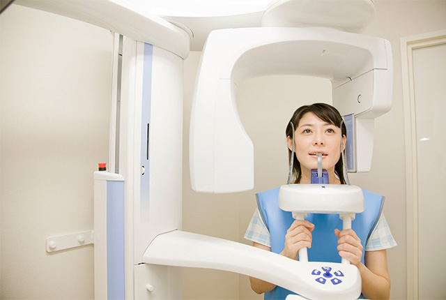 レントゲン撮影してる女性