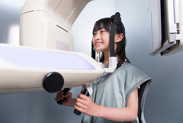 レントゲン撮影してる子供